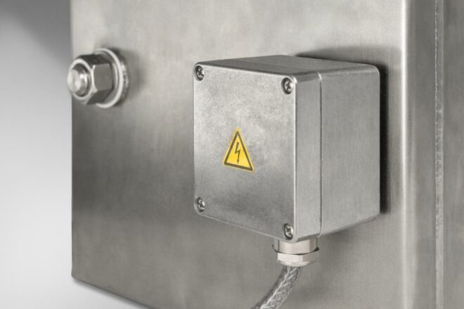 Fixation en traversée de cloison pour émetteur immergeable