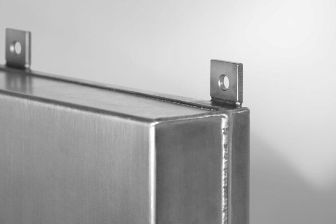 Fixation par pattes sur émetteur immergeable