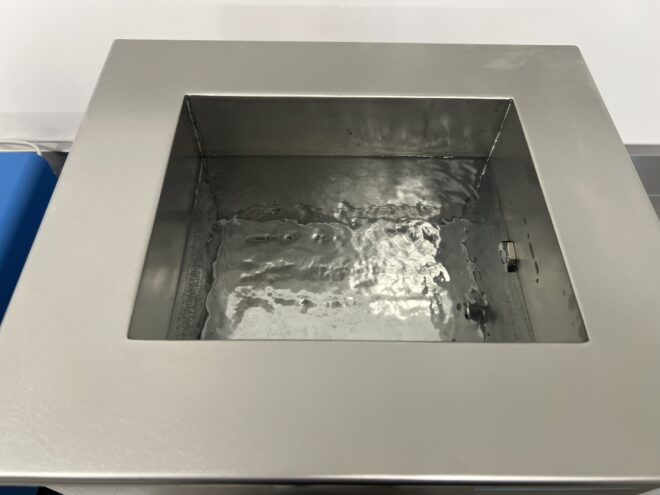 Gros plan sur l'eau de la cuve à Ultrasons